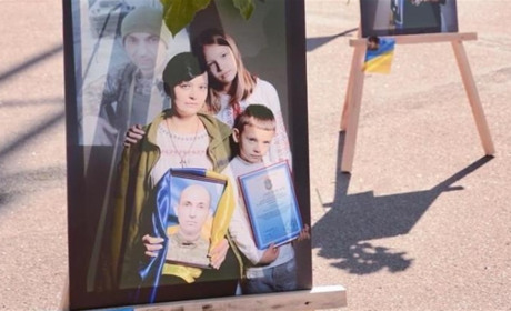 У Хмельницькому на Майдані Незалежності представили фотовиставку зі світлин Героїв