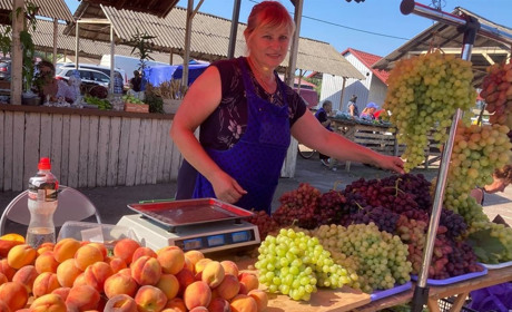 На базарі у Переяславі волонтерка продавала персики та виноград із власних плантацій