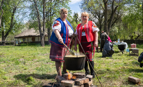 Кулінари з Ташанської громади зварили куліш на честь загиблого воїна-земляка і перемогли в конкурсі