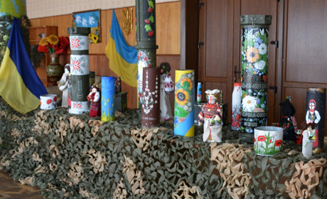 Ляльки-мотанки та розписані гільзи: у Кагарлику працює унікальна виставка