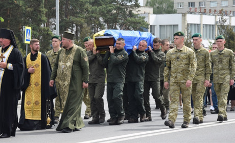 Нетішинська громада в останню путь провела Героя-прикордонника Леоніда Коржа