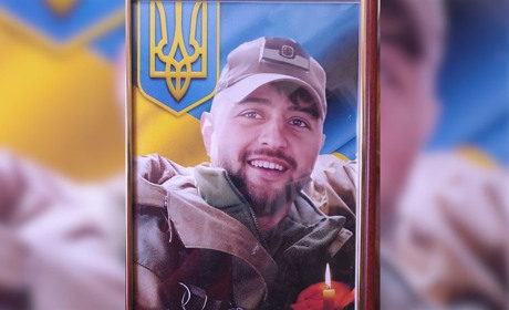 На Менщині мама загиблого Романа Кубая подарувала дитячий майданчик та дзвін у пам'ять про сина
