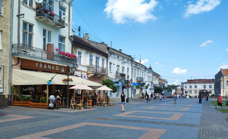 У місті вводять плату за літні майданчики біля кафе: скільки коштуватиме оренда