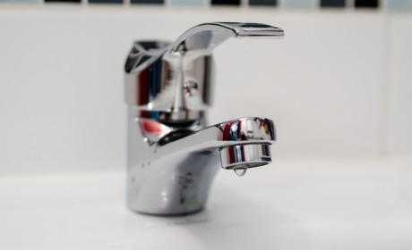 Чому у Сватовому на кварталі Мирному не у всіх багатоквартирках є вода