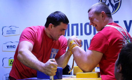 Нетішинський атомник Олег Жох вкотре підтвердив звання чемпіона України з армрестлінгу