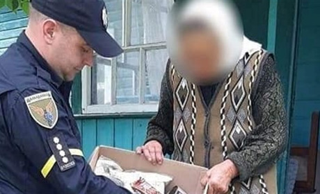 На Шосткинщині поліцейський офіцер громади доставив гуманітарну допомогу особам похилого віку