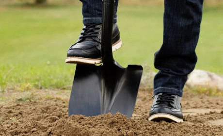 Вибираємо інструмент, який береже спину під час роботи на ділянці