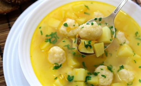 Рецепт дня: суп із куркою та сирними кульками