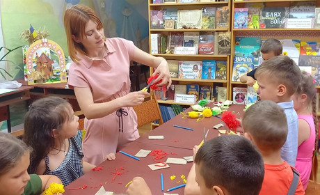 У бібліотеці для дітей провели майстер-клас «Диво – яблучко з ниток»