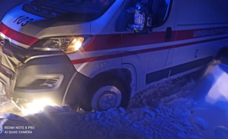 На Переяславщині автомобіль «швидкої» із трирічним пацієнтом застряг у сніговому заметі