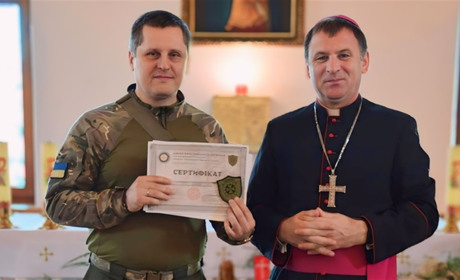 Тепер вони готові працювати на передовій та у тилу. У Городку відбувся перший випуск капеланів