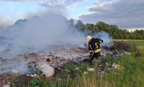 На Переяславщині горіло сміття: пожежу ліквідували за три години