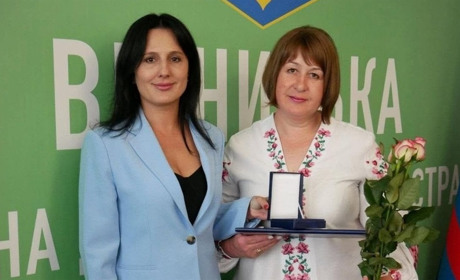 Освітянку з Барської громади відзначили грамотою Верховної Ради України