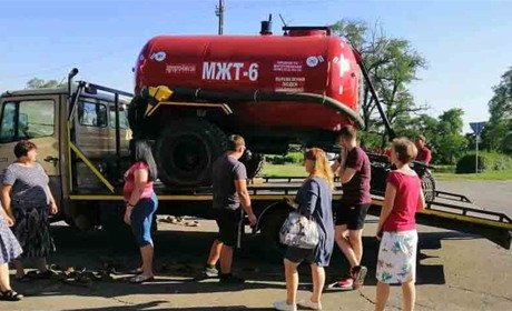 Мешканці Миколаївки та Новогнатівки отримали причіп-асенізатор. Чим допоможе нове обладнання