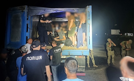 Прикордонники Ізмаїла затримали фуру з 41 ухилянтом у кузові (ВІДЕО)
