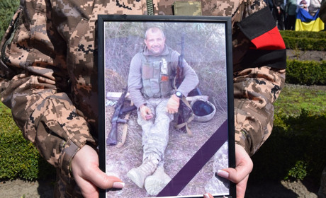 Півтора року чекала мати звісточки від сина… Нетішин попрощався з Героєм Олександром Венгерцем