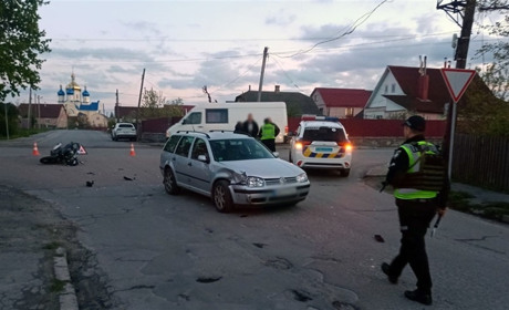 На перехресті у Звягелі автівка не розминулася з мотоциклом — водія двоколісника госпіталізували