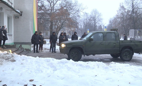 Волонтери напередодні новорічно-різдвяних свят передали автівку 153 батальйону