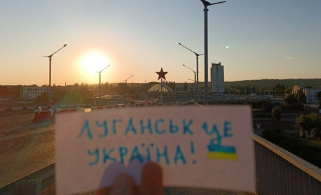 Жовта стрічка. В окупованому Луганську проукраїнські активісти провели патріотичну акцію