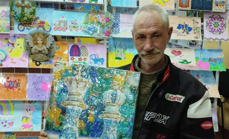 Мріє про ноутбук, велосипед і мир: у Глухові відкрили виставку містянина з інвалідністю