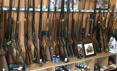 Для відсічі ворога можна використовувати свою зброю, зокрема мисливську: але треба взяти дозвіл