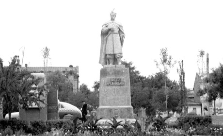 Хмельницький, Маркс, Потьомкін. Як змінювались пам'ятники у Потьомкінському сквері Херсона (ФОТО)