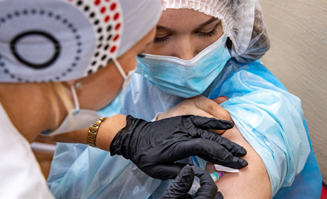 Тепер і медики, комунальники та місцеве самоврядування: МОЗ розширив список обов'язкової вакцинації