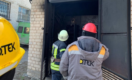 Через пожежу в комутаційних електроапаратах, близько 80 будинків залишилися без світла у Волновасі