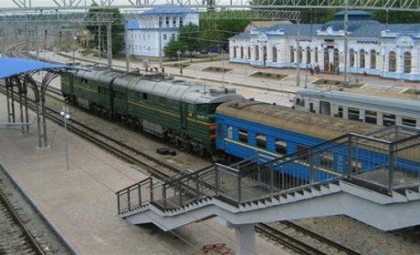 В Краснограді підлітки гуляють по залізничним коліям та кладуть сторонні предмети на рейки
