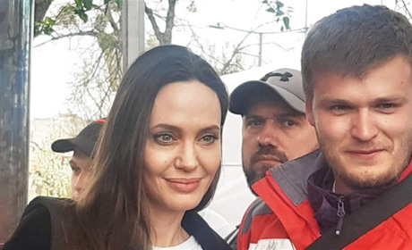 Оскароносна акторка Анджеліна Джолі у Львові зустріла евакуаційний потяг з Покровська