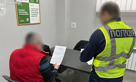 Робив розсилки про загрозу мінування шкіл та вчиняв шахрайства: виявили організатора "ботоферми"