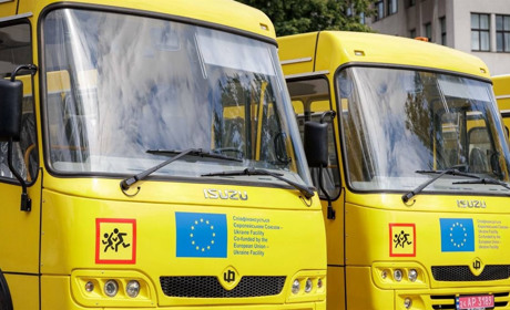 Безпечний шлях до школи — чотири ліцеї Берестовщини отримали нові шкільні автобуси