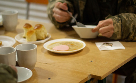 Освітяни допомагають: як навчальні заклади Сарненської громади годують захисників