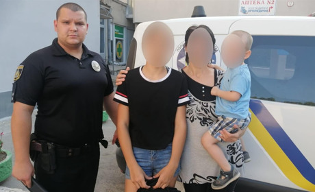 Поліцейські у Херсоні допомогли жінці із неповнолітніми дітьми, які опинились із п'яним батьком