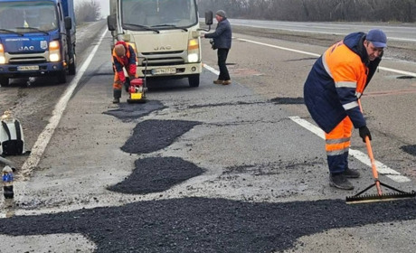 На дорогах Одещини ліквідовують ями після зими: усувають вибоїни холодним асфальтом