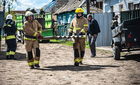 На Сумщині рятувальники допомагають ліквідовувати наслідки ворожого авіаудару (фото)