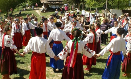 Зберігаємо традиції: у Старокостянтинові проведуть майстер-клас з водіння Великодніх хороводів