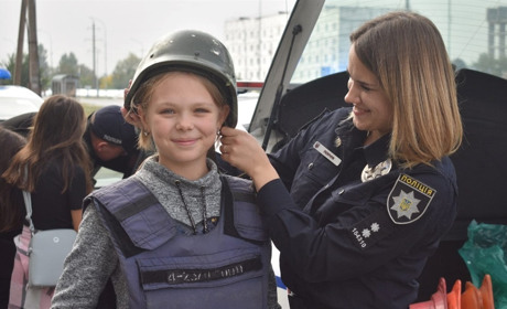 Подарувати дітям яскраві емоції: патрульні Нетішина провели інтерактивну екскурсію для школярів
