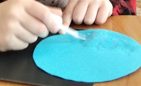 Вихованці дитсадку "Ромашка" виготовляють вітальні листівки до Дня Землі