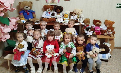 У первомайській «Дюймовочці» створили мінімузей ведмедиків у вишиванках