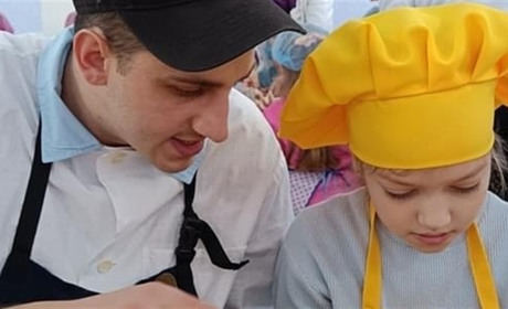 Учасник «МастерШефу» та воїн ЗСУ навчив глухівських школярів робити українські вареники