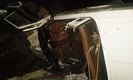 На пути «ВАЗа» оказалась опора рекламной конструкции: есть жертвы