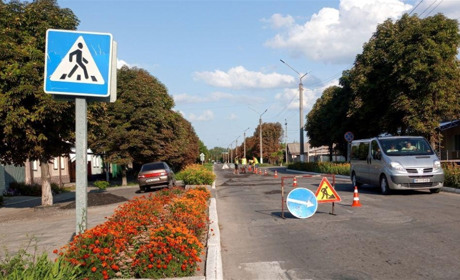 У Сватовому розпочали ямковий ремонт дороги по Сосюри