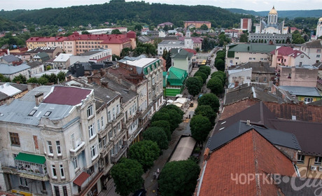 Як головна вежа чортківського костелу відкрила неймовірний вид на місто
