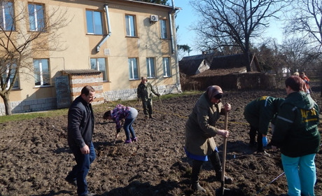 Медики районної лікарні втілили у життя свою давню мрію: посадили яблуневий сад