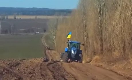 Триває посівна на полях