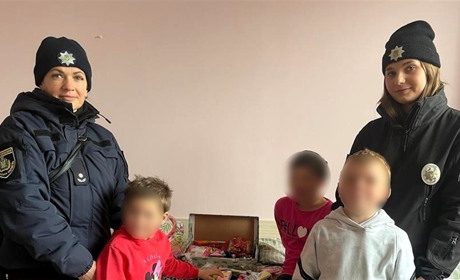 Дітям з Херсонщини, які знаходяться у лікарні Миколаєва, херсонські поліцейські привезли подарунки