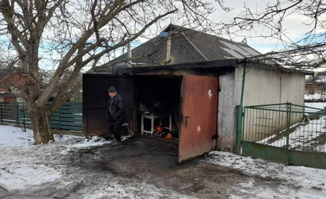 У Городку загорівся гараж. Причина займання встановлюється