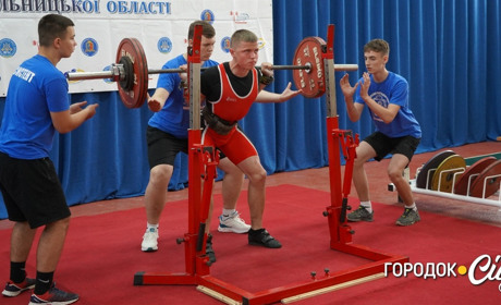 Шестеро потрапили у трійку лідерів. У Городку завершилися обласні змагання з пауерліфтингу