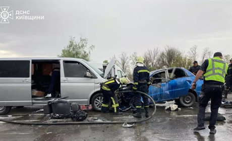 На Переяславщині внаслідок ДТП між двома авто постраждали троє людей, обидві машини загорілися
